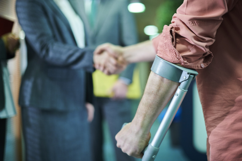 injured-man-shakes-hand-with-personal-injury-lawyer