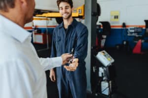 customer-leaving-keys-with-mechanic